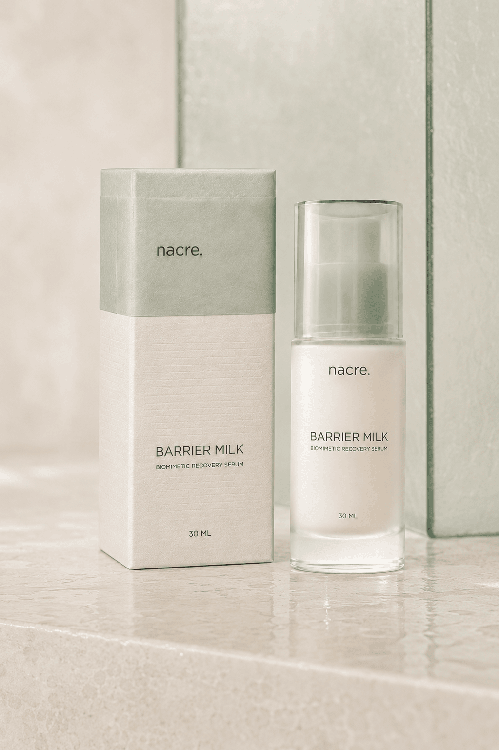 Sérum NACRE Barrier Milk junto a su estuche mineral y marfil.