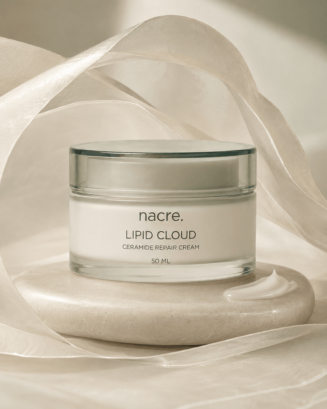 Crema NACRE Lipid Cloud rodeada de capas translúcidas en tono marfil.